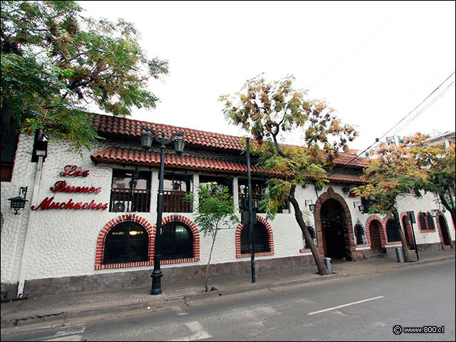 Vista general a la fachada del restaurante  - Los Buenos Muchachos - Cumming